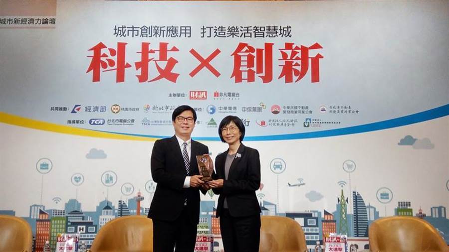 （東元集團(tuán)董事長(zhǎng)邱純枝5日從行政院副院長(zhǎng)陳其邁手中，接下臺(tái)灣智慧城市發(fā)展協(xié)會(huì)頒發(fā)智慧城市卓越貢獻(xiàn)獎(jiǎng)。圖／東元集團(tuán)提供）